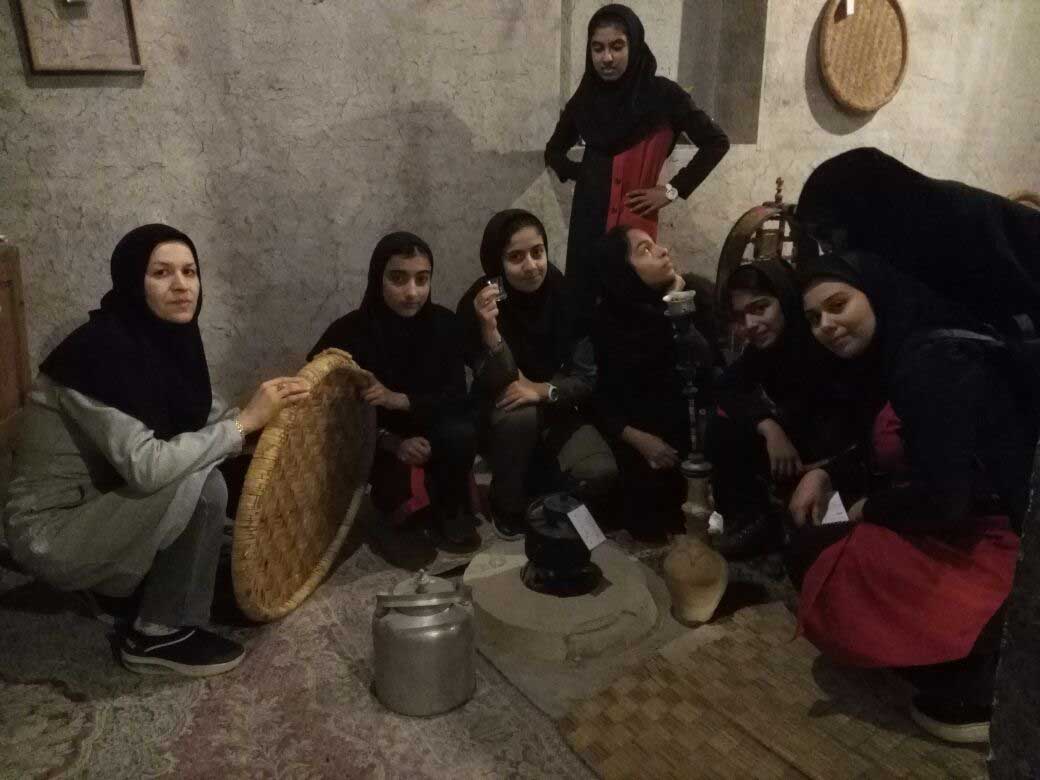 بازدید دانش آموزان مدارس امام موسی کاظم(ع) و وحدت لار از موزه مردم شناسی اوز
