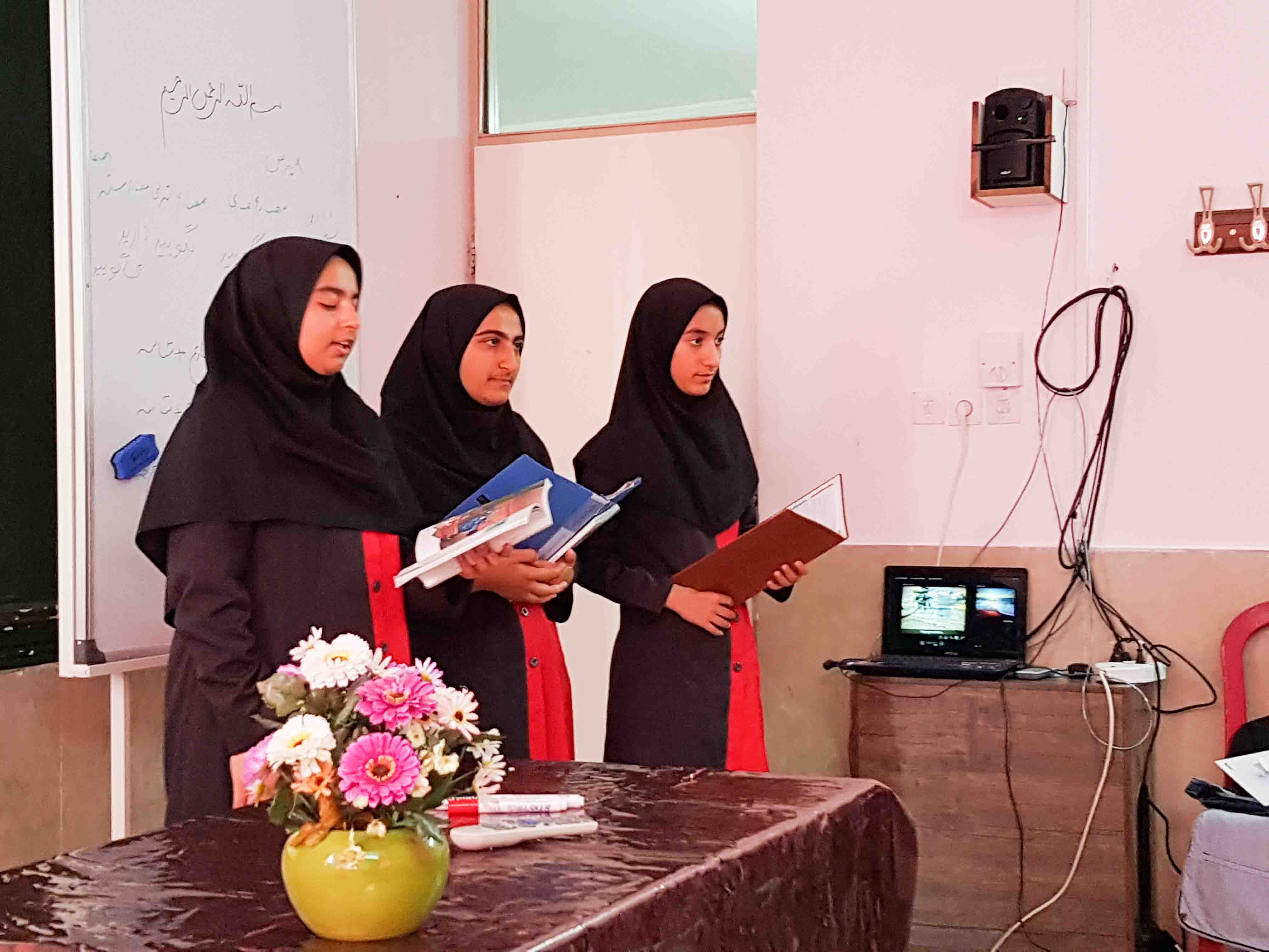 نخستین جشنواره الگوهای برتر تدریس دانش آموزی در دبیرستان دخترانه شاهد لار برگزار شد
