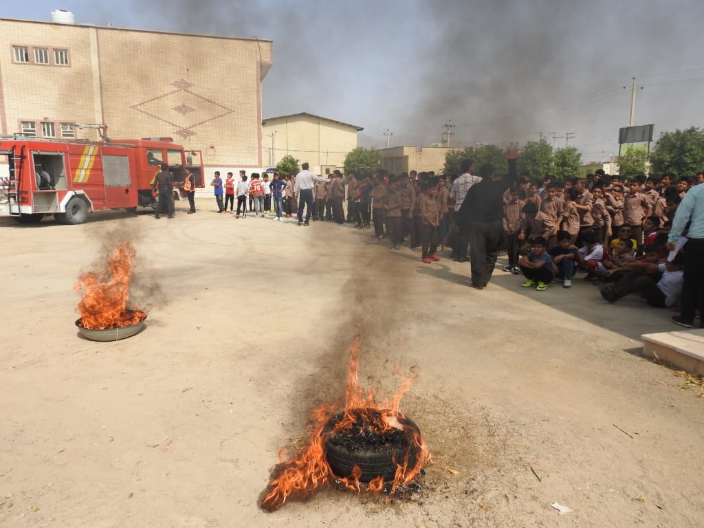 مانور اطفاء حریق  در مدرسه شهید بهشتی شهر جویم برگزار شد