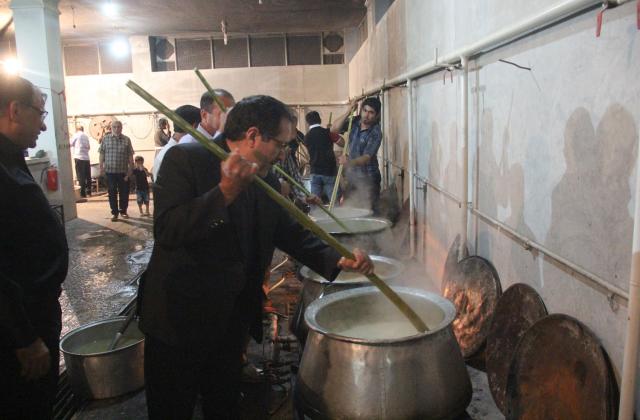 پخت 100 دیگ حلیم نذری در شهر خور