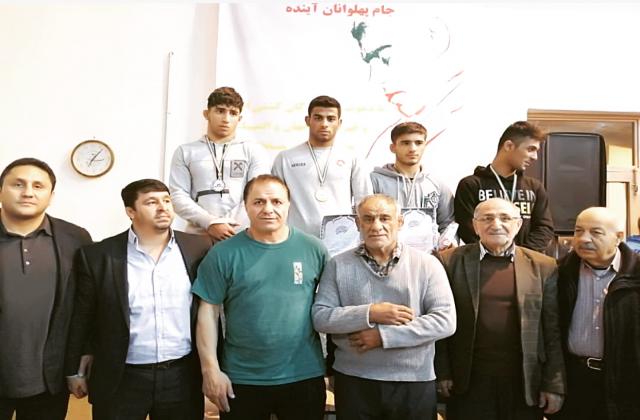 کشتی گیر لارستانی در مسابقات جام پهلوانان آینده استان البرز طلا گرفت