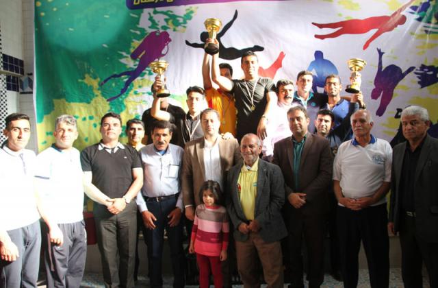 مدرسه نجات غریق استخر عطایی لارستان قهرمان اولین دوره مسابقات قهرمانی فارس شد