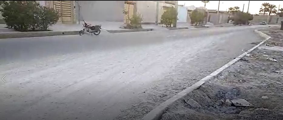 گرد و خاک بلوار 30 متری مقابل درمانگاه باب الحوائج شهرک امام خمینی (ره) در گلوی مردم