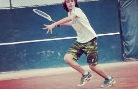 «معتمد»، نماینده هیات تنیس لارستان در تور تنیس آسیایی زیر چهارده سال اصفهان