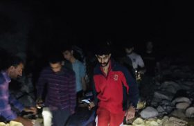نجات جوان ۳۲ ساله از حادثه سقوط ارتفاعات کوه شب لارستان