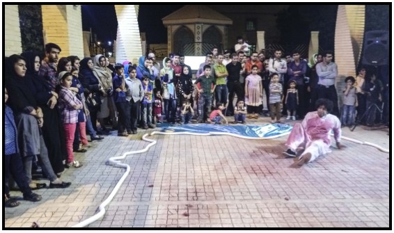  اجرای نمایش خیابانی مرز همزمان با تشییع شهدای گمنام در لارستان